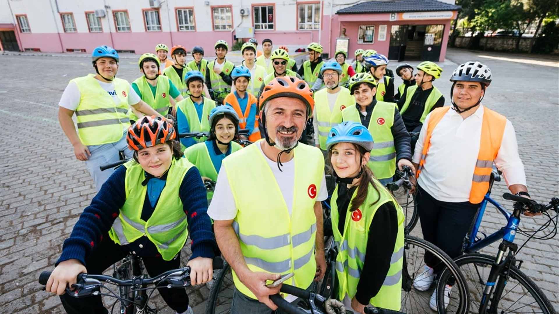 Bisikletli Okul Projesi Hakan Örs'e Fark Yaratanlar Ödülü